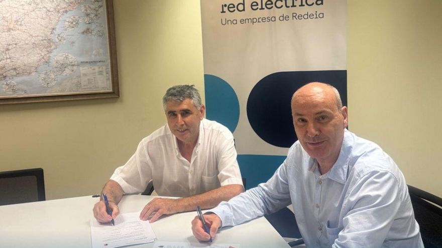 El alcalde de Calatorao, David Felipe, y el delegado de Redeia en Aragón, José Ignacio Lallana, en la firma del acuerdo.