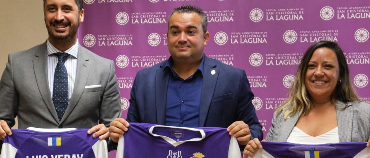 Luis Yeray Gutiérrez, José Ángel Torres e Idaira Afonso, mostrando la camiseta del Laguna para la Copa .