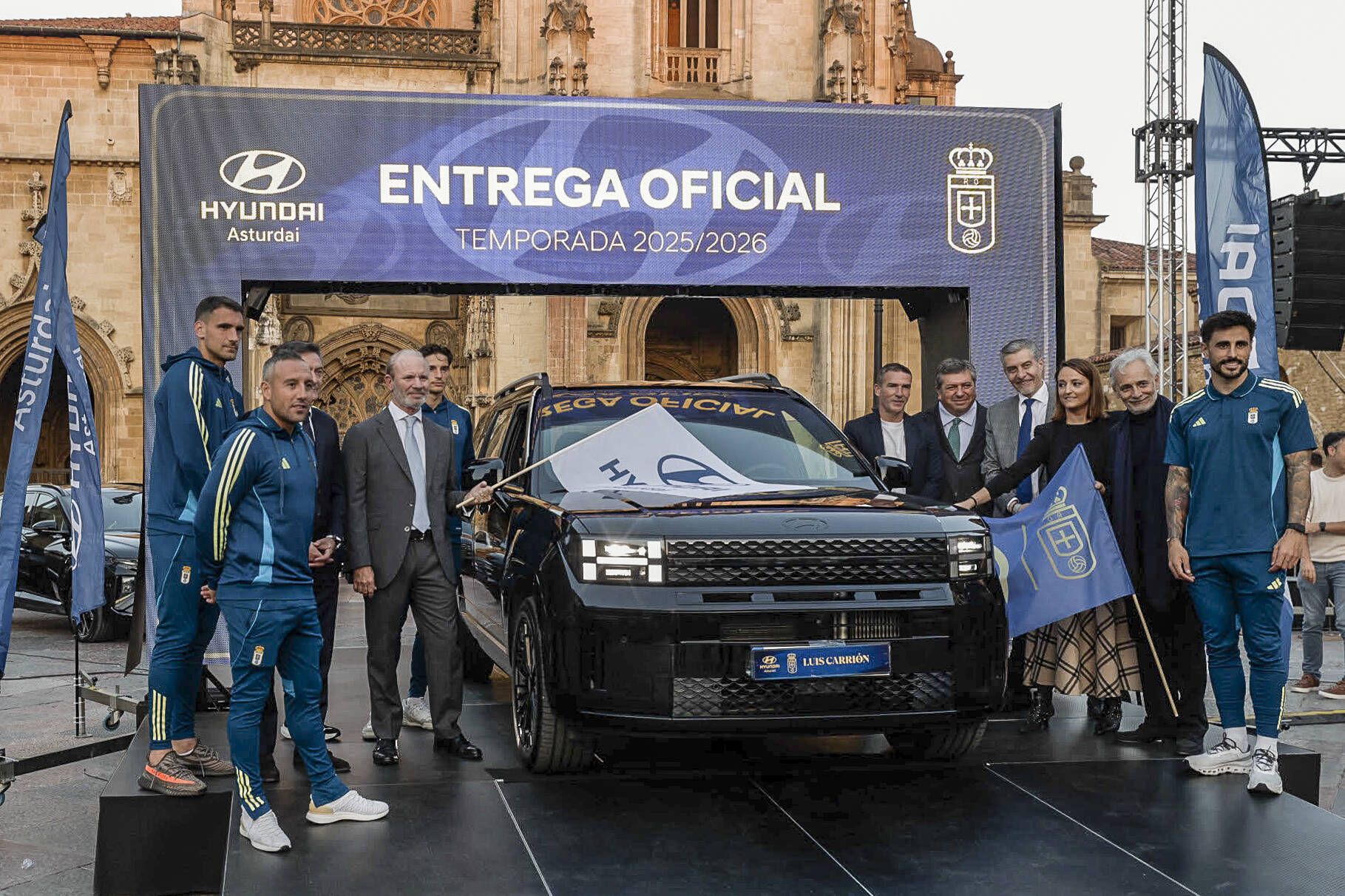Locura azul en Oviedo: así fue la entrega de los nuevos coches a la plantilla en la plaza de la Catedral