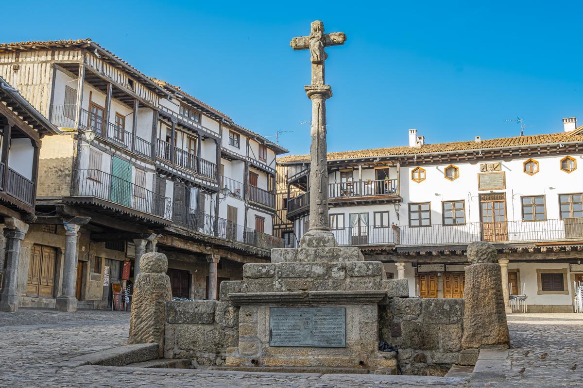 La plaza mayor de La Alberca, con fuente y crucero del siglo XVIII