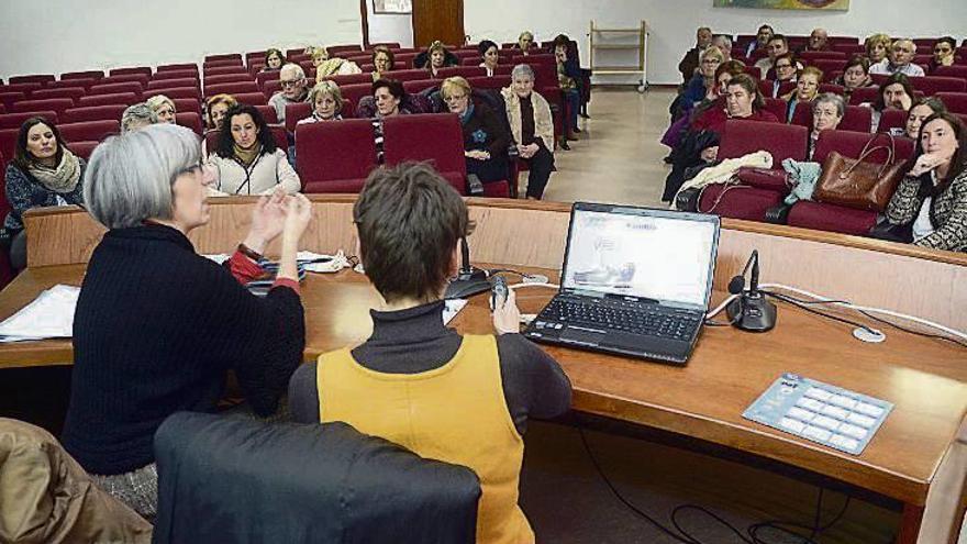 Un momento de la charla celebrada en la biblioteca. // Rafa Vázquez