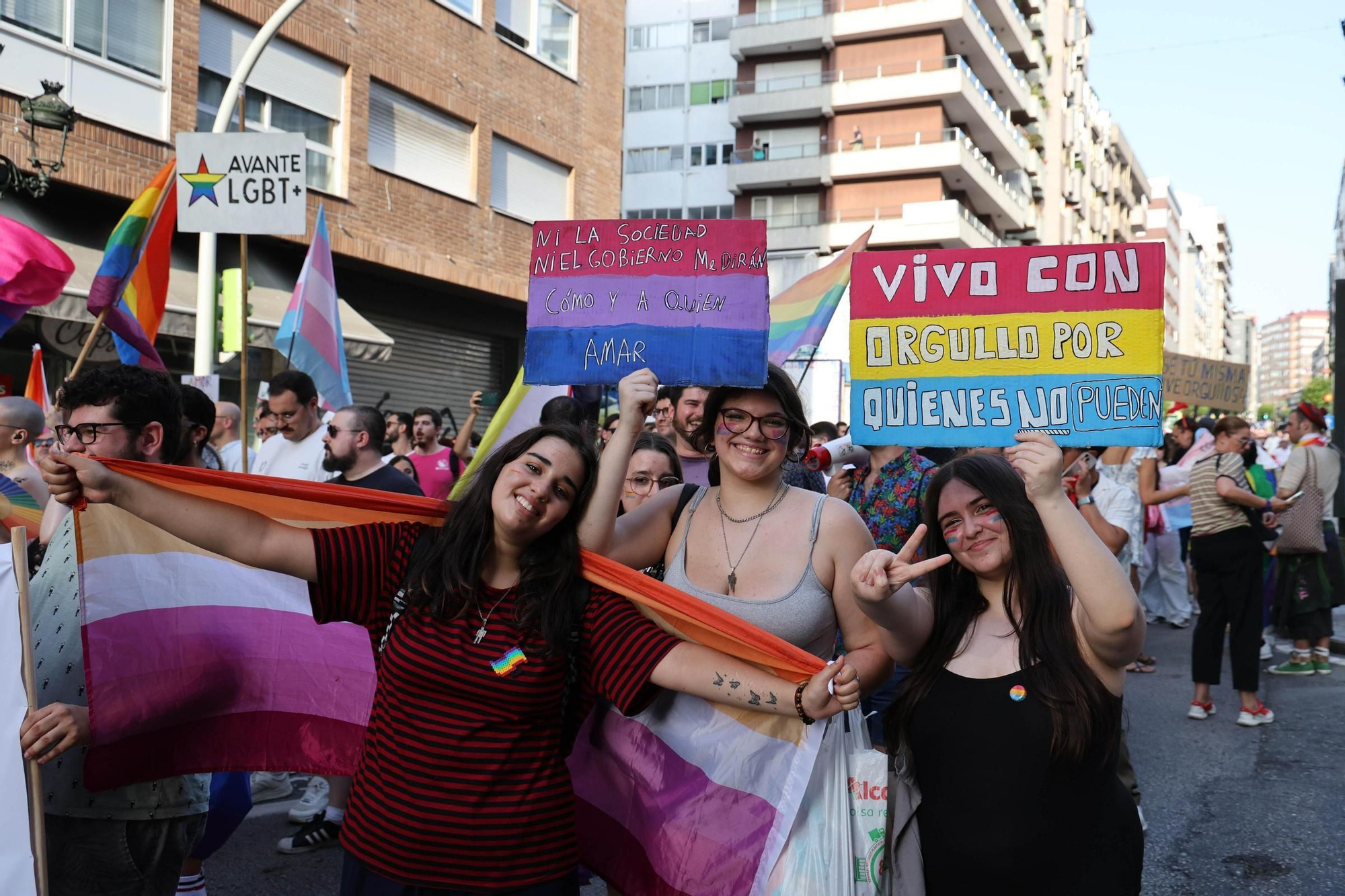Una multitudinaria marcha celebra el Orgullo más colectivo en Vigo