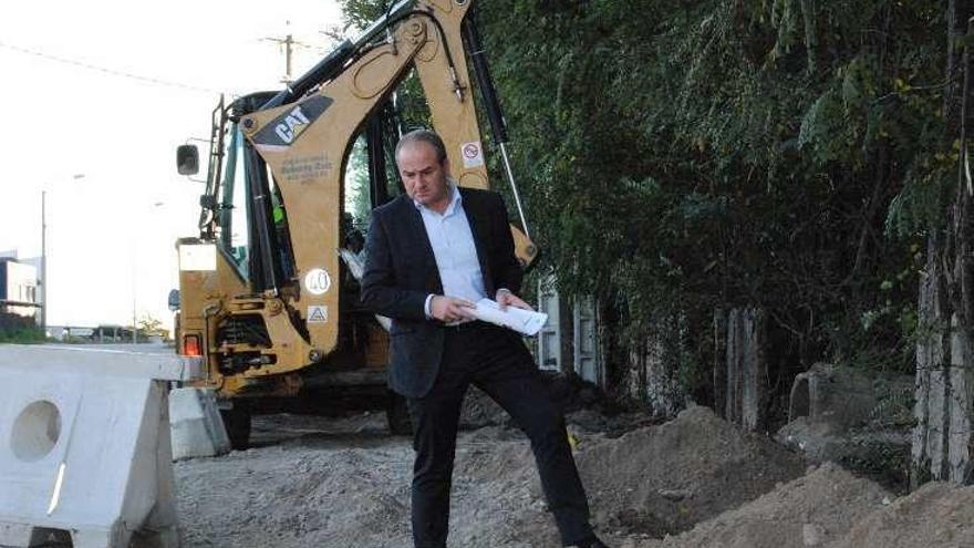 Manuel Carrera en la zona de las obras, ayer.  // D.P.