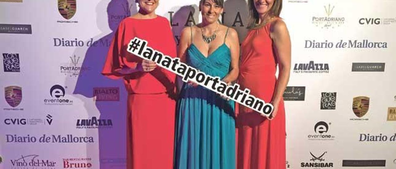 La directora de explotación de Port Adriano, Isabel Teruel, con parte del equipo que ha hecho posible el éxito de la fiesta del verano La Nata y la Flor.