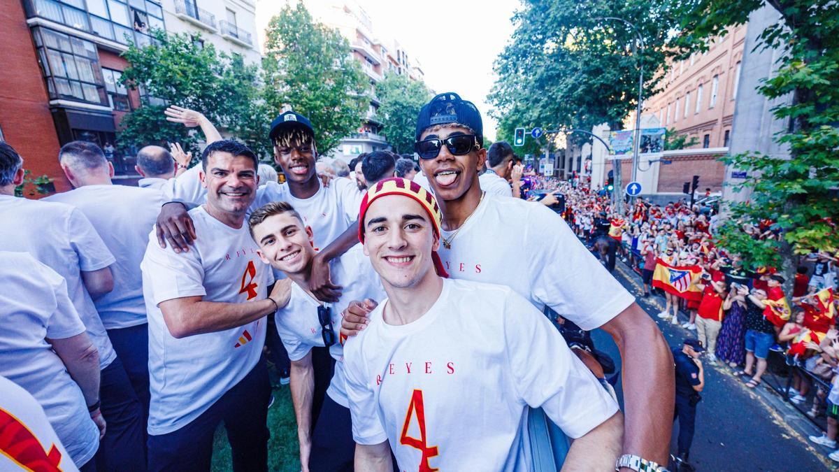Los jugadores de la selección durante la celebración por las calles de Madrid