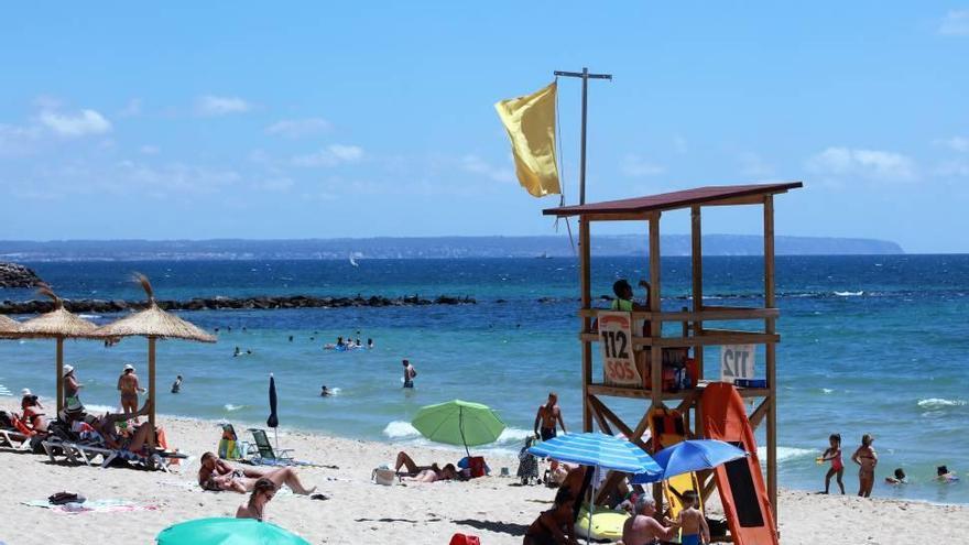 La playa de Can Pere Antoni el día después del vertido de aguas fecales.