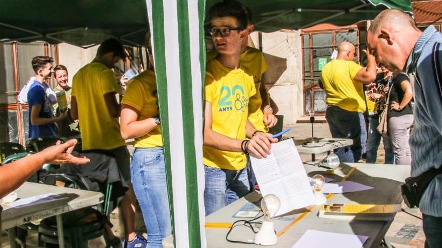 Carpa montada en la Plaça de Dins con motivo del concurso