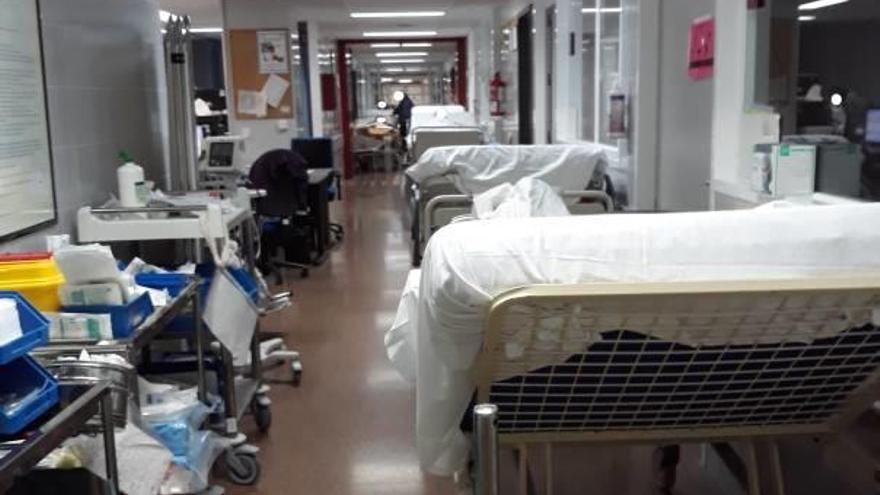 Los pasillos de la zona de Urgencias del Hospital de Alzira con múltiples camas de pacientes.