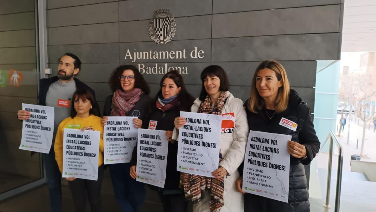 Representantes de las Fampas de Badalona y de los sindicatos educativos, a las puertas de las oficinas del Ayuntamiento de Badalona