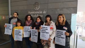 Representantes de las Fampas de Badalona y de los sindicatos educativos, a las puertas de las oficinas del Ayuntamiento de Badalona