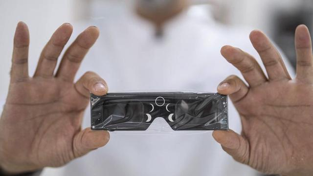 Un optometrista mostra unes ulleres homologades per veure eclipsis.  | ZOWY VOETEN