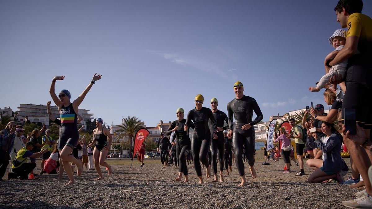 Participants a l'Oncotriatló de l'any passat dirigint-se cap al mar per començar la primera prova del repte.