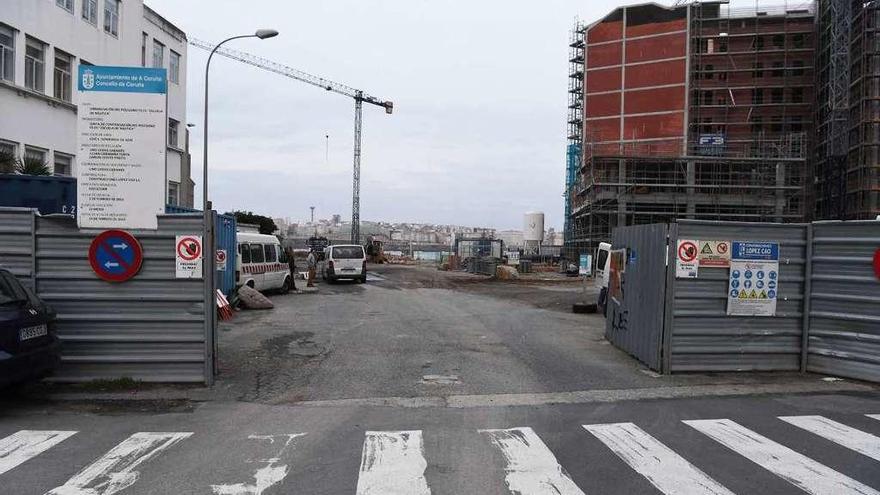 Polígono de Náutica, con algunos de los edificios en obras al fondo a la derecha.