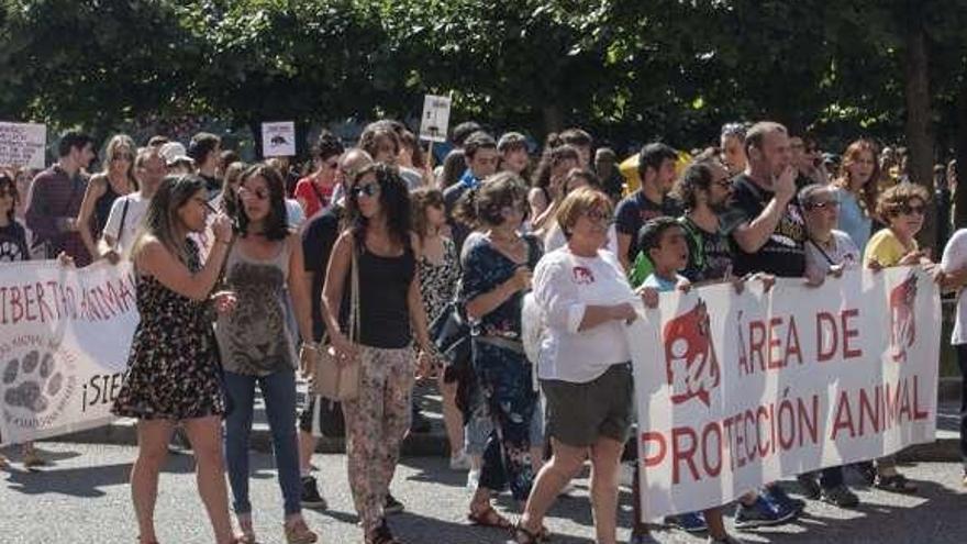 Parte de la manifestación antitaurina del domingo, con una pancarta de Izquierda Unida.