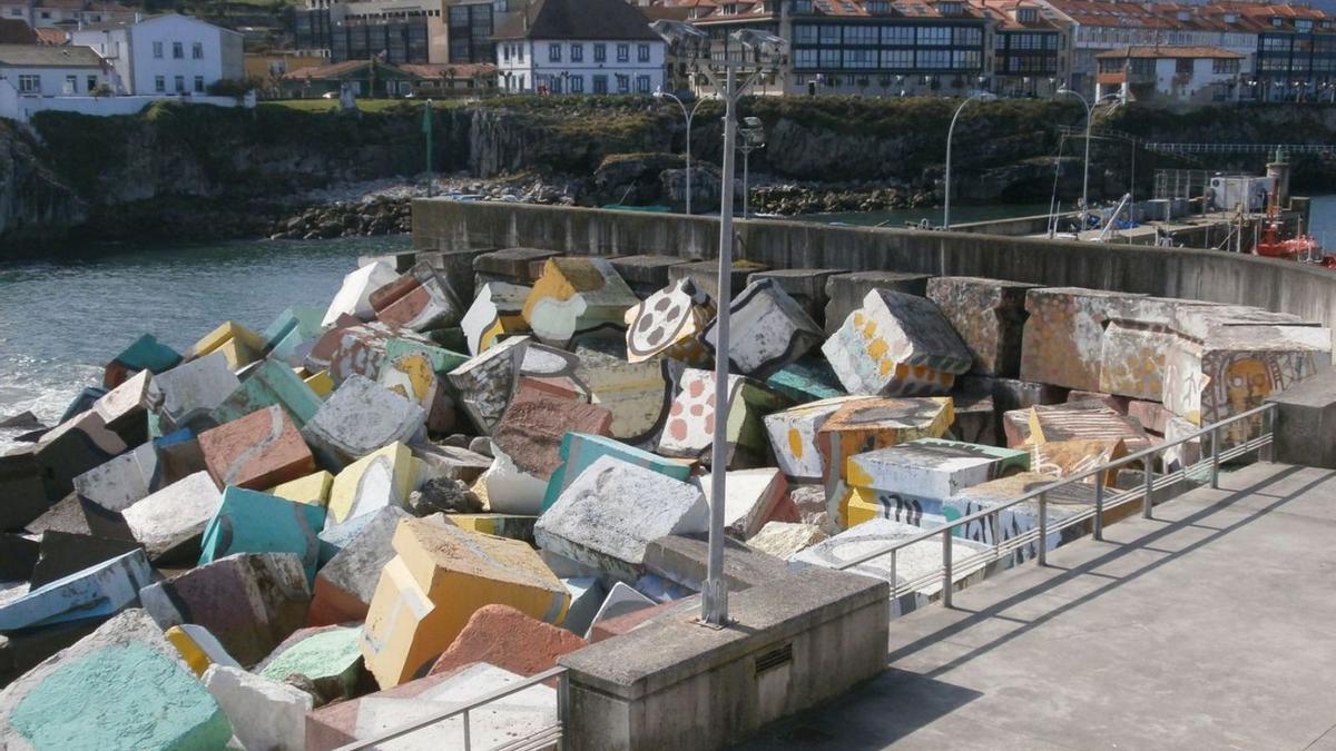 El dique del puerto de Llanes, con los "Cubos de la Memoria" en primer término.