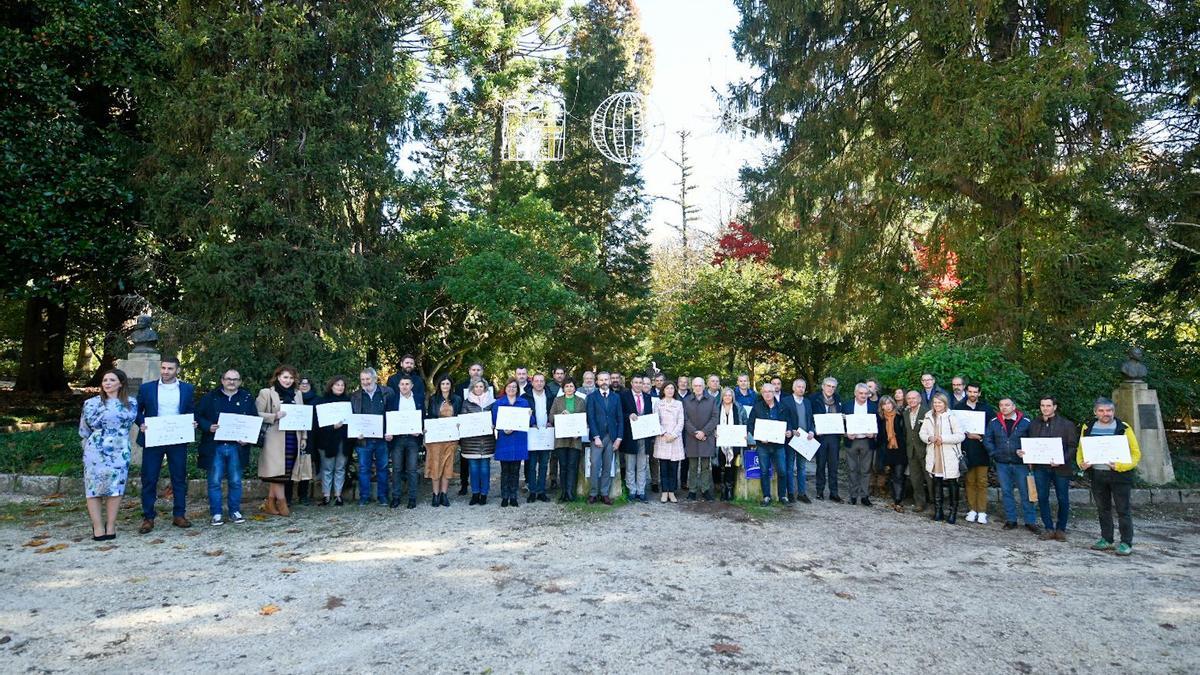 Foto de familia de los representantes de los 39 concellos premiados.