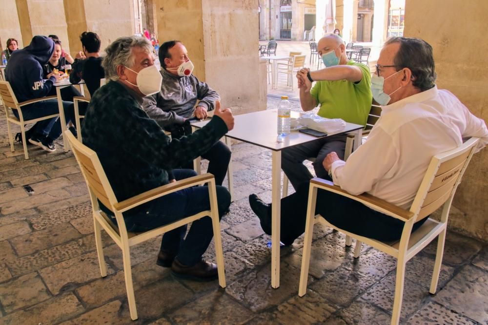 Primer día de apertura de comercios y bares en Alc