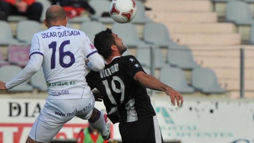 Florian trata de controlar el balón ante la presencia de Quesada.