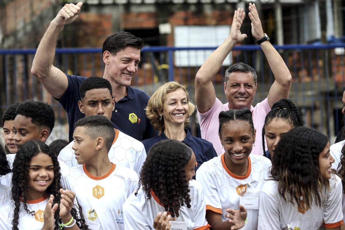 Inauguran la &quot;Cruyff Court Pelé  en el Dique da Vila Gilda, en la ciudad de Santos en Brasil