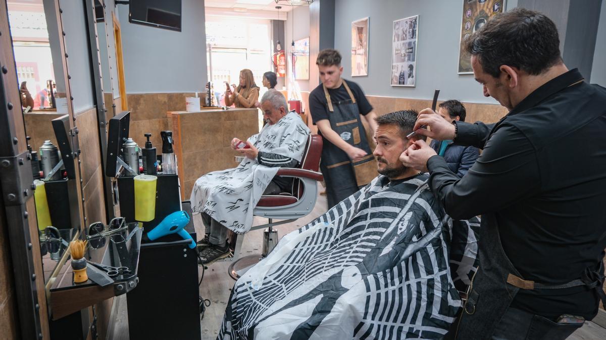 La solidaridad de tres peluquerías de Badajoz