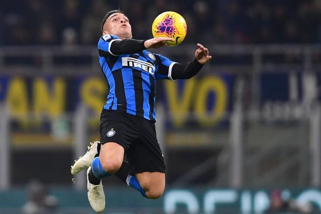 Lautaro Martinez controla el balón con el pecho dutante el partido contra la Roma de la Serie A italiana disputado en el estadio Giuseppe Meazza el 6 de diciembre de 2019.