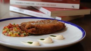 Sardinas beccafico, rellenas y acompañadas de una salsa de yogur griego y de una vinagreta de perejil sobre pepinillos encurtidos.