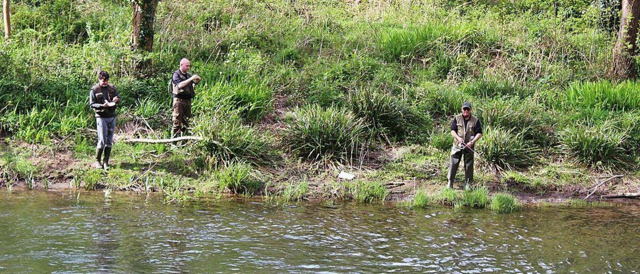 Pescadores en el Eo, a la altura del refugio santirseño de Xesteira.