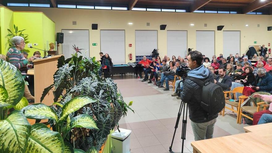 El centro social de Lada se llenó para la presentación del libro sobre Anita Sirgo