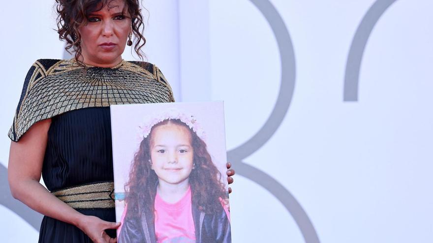 Ben Hania muestra una foto de Hind Rajab, asesinada en Gaza, en septiembre en la Mostra de Venecia.  |  Ettore Ferrari