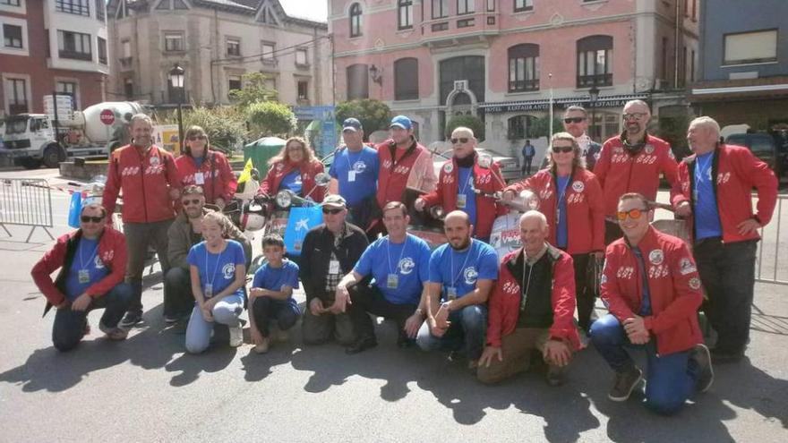 Integrantes del Club Vespa Llanes en Arriondas.