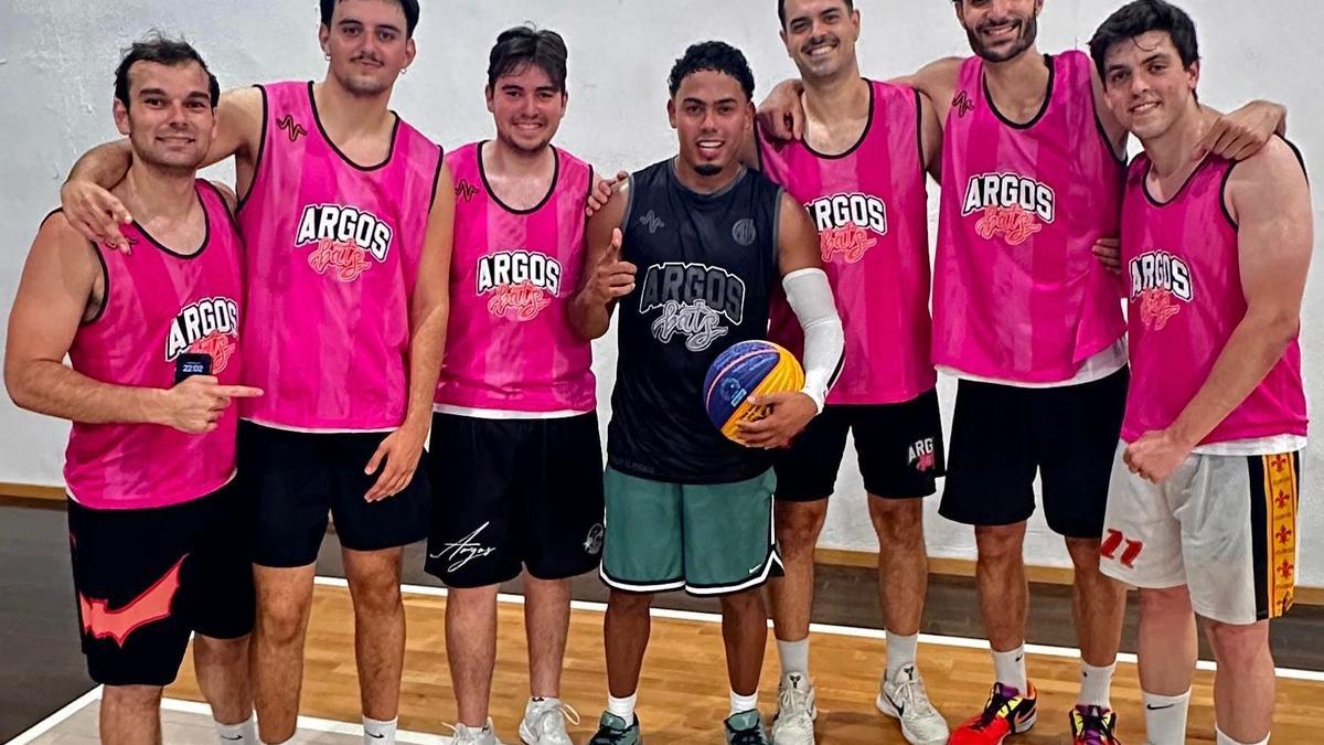 Myke Towers sorprende a Masanassa con una visita inesperada a unas canchas de baloncesto