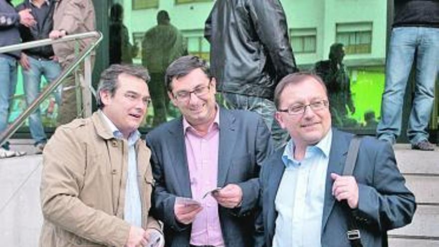 Por la izquierda, Ángel González, José Luis Centella y Jesús Iglesias.