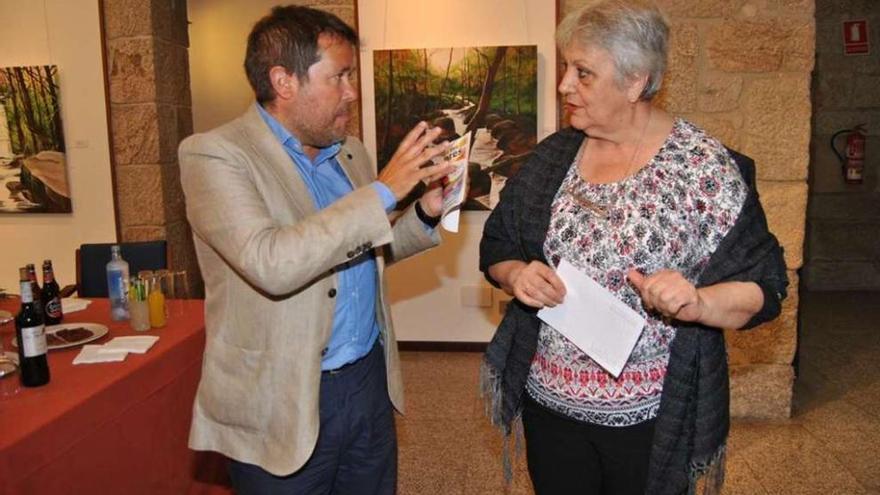 El alcalde Perfecto Rodríguez conversa con la pintora Olga Varela.
