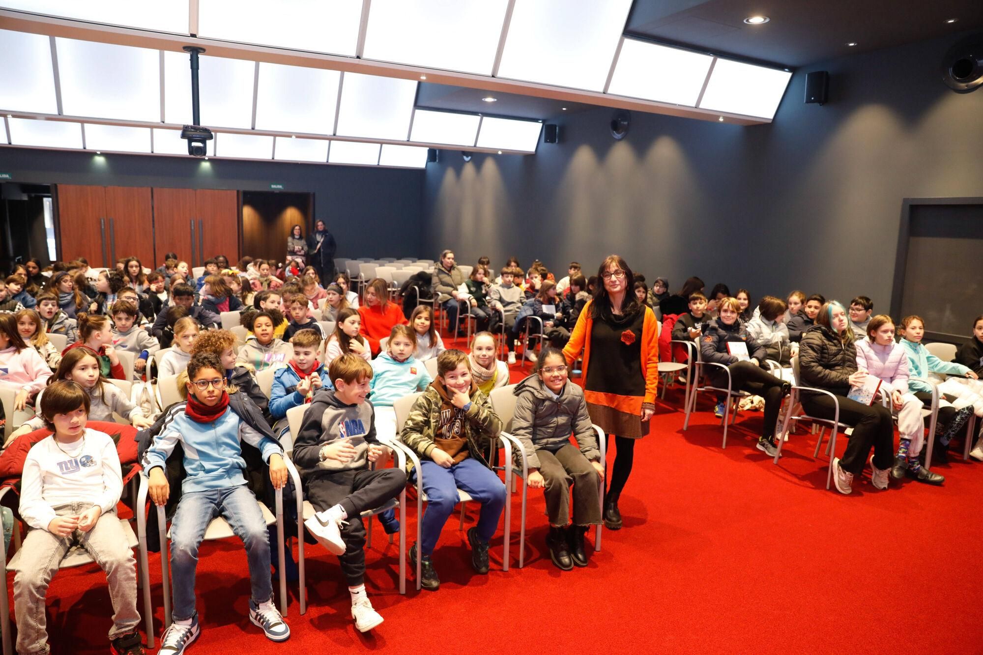 EN IMÁGENES: La escritora Mónica Rodríguez, en el Club LA NUEVA ESPAÑA con alumnos del colegio Gesta