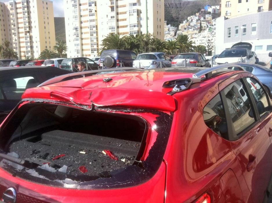 Un camión pierde dos ruedas en la Avenida Marítima