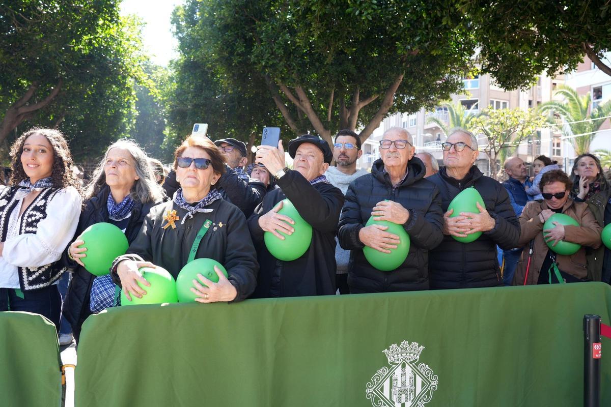 Un grupo de personas sordas ha podido disfrutar de la polvora a través de las vibraciones de los globos.