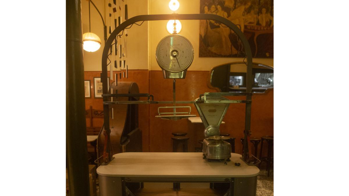 Un rincón con antiguas balanzas evoca los tiempos en los que el café vendía piezas 'delicatessen'.