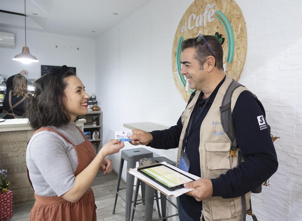 ALICANTE.- CAMPAÑA EN COMERCIOS DE HOSTELERIA DE PLAYA DE SAN JUAN POR LA NUEVA RECOGIDA DE RESIDUOS ORGANICOS