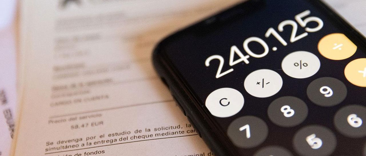Un hombre firmando una hipoteca en una imagen de recurso