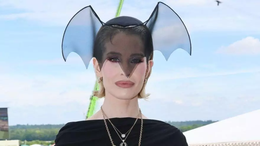 Kelly Osbourne (41 años) conmemora a su manera el primer aniversario de la muerte de su padre y estrella mundial, Ozzy Osbourne