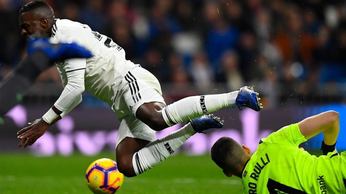 rpaniagua46449240 real madrid s brazilian forward vinicius junior falls down d190106203643