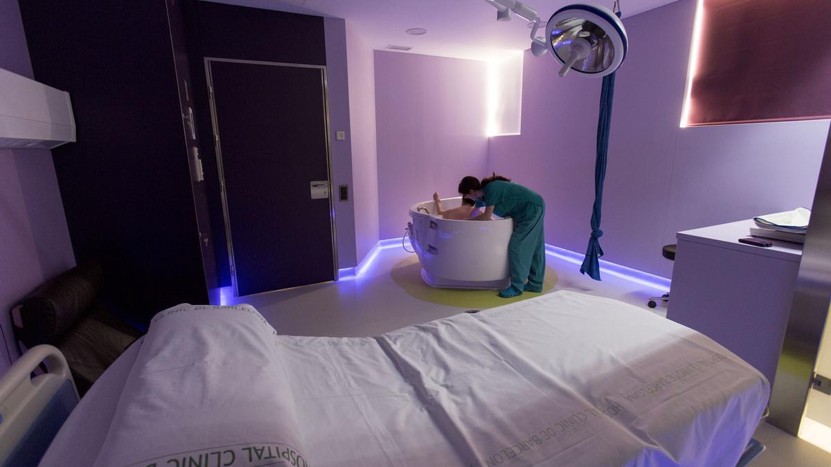 BARCELONA 20/04/2013 banyera en una sala de partos de la maternitat . una enfermera simula ser una parturienta mientras la comadrona maria rosa solans la masajea FOTO FERRAN NADEU