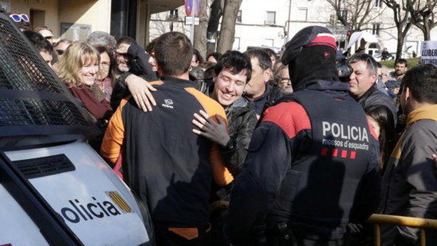 Els manifestants rebent els detinguts quan sortien en llibertat