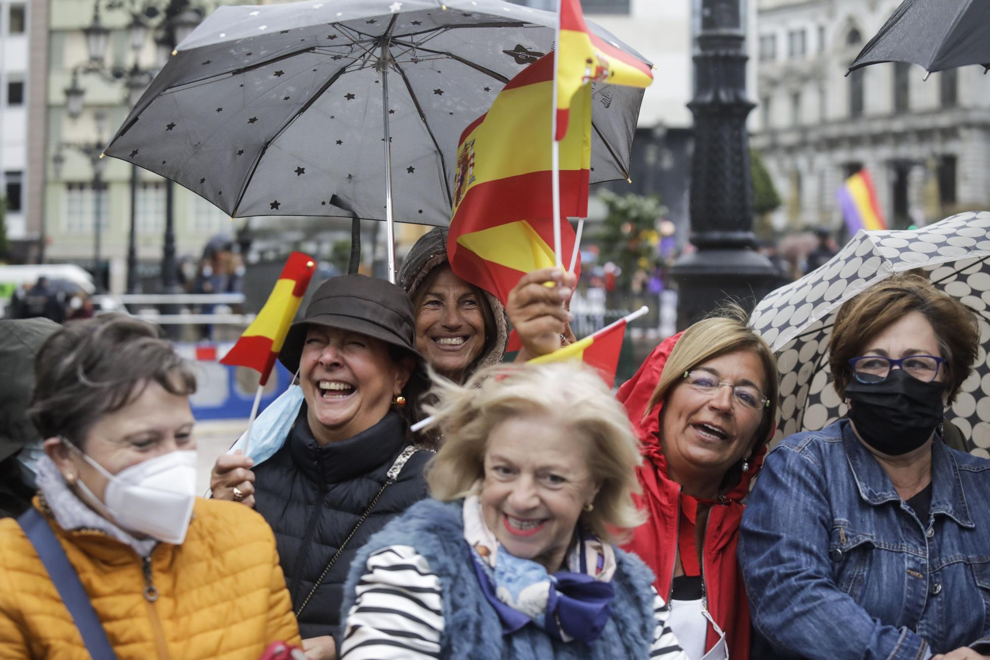 Ambiente en el entorno del Campoamor: republicanos, antisatánicos y muchos aplausos y vítores a Familia Real y premiados