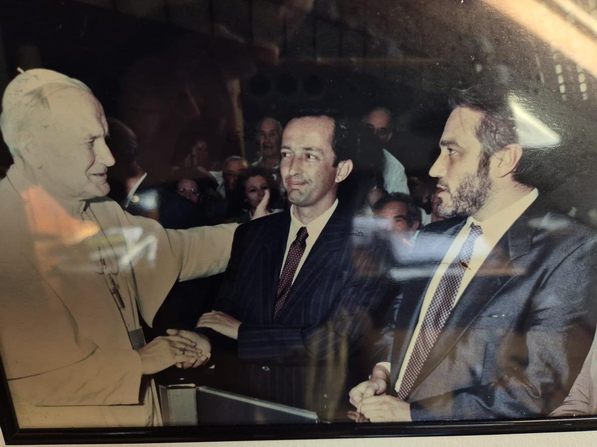El Papa Juan Pablo II, Nicanor Fernández (jefe de gabinete del Presidente) y Pedro de Silva.