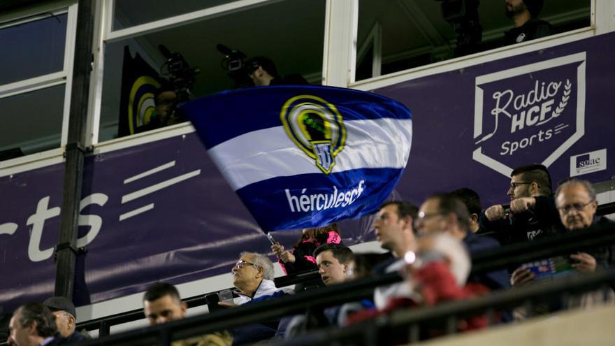 La grada de Tribuna Alta del Rico Pérez, en el partido con el Badalona.