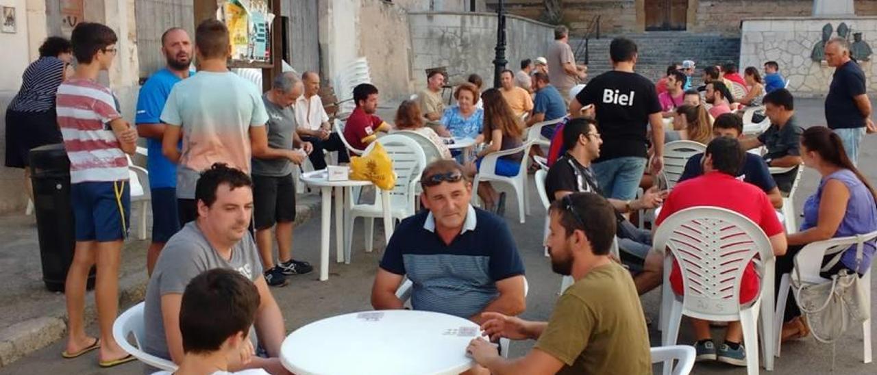 Vecinos de la plaza de Sencelles durante un acto público en el lugar.