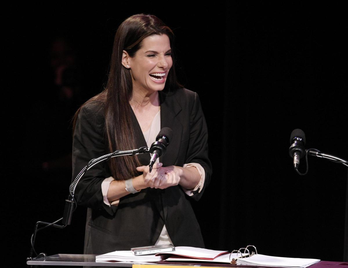 Sandra Bullock recogiendo el Razzie a la peor actriz en 2010.