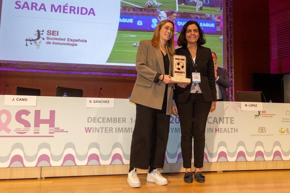 Jenni Hermoso recibe el premio "Entrena tu inmunidad" en Alicante