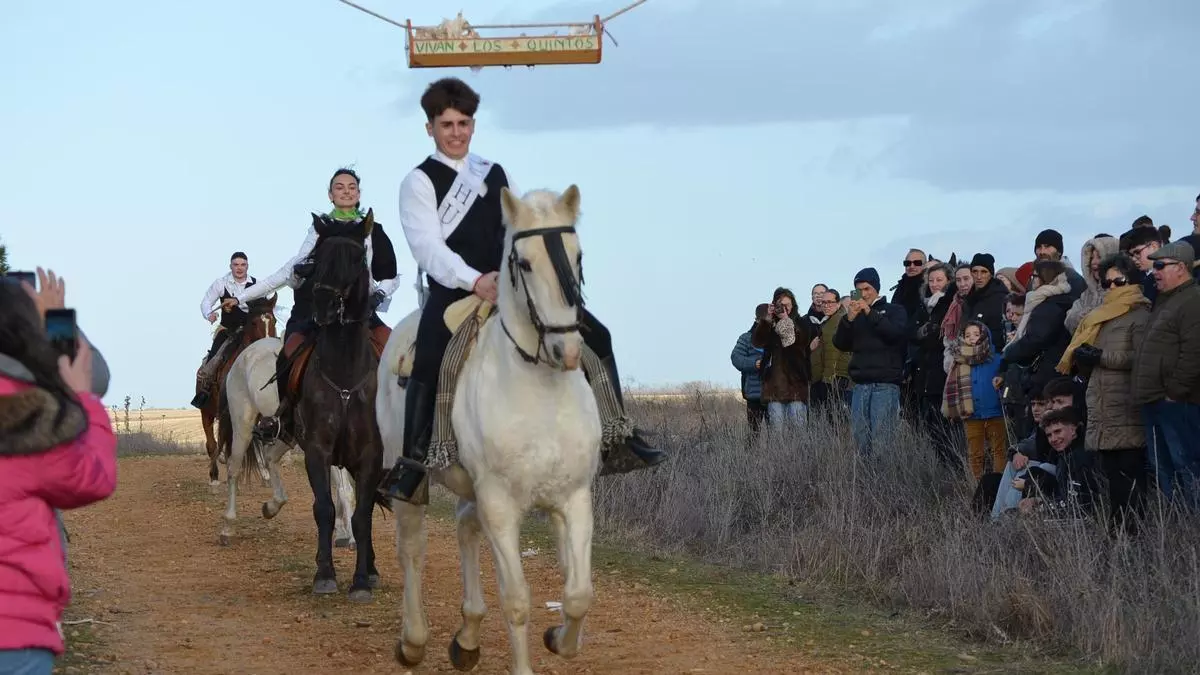 Los quintos de Fuentes de Ropel reviven sus tradicionales fiestas